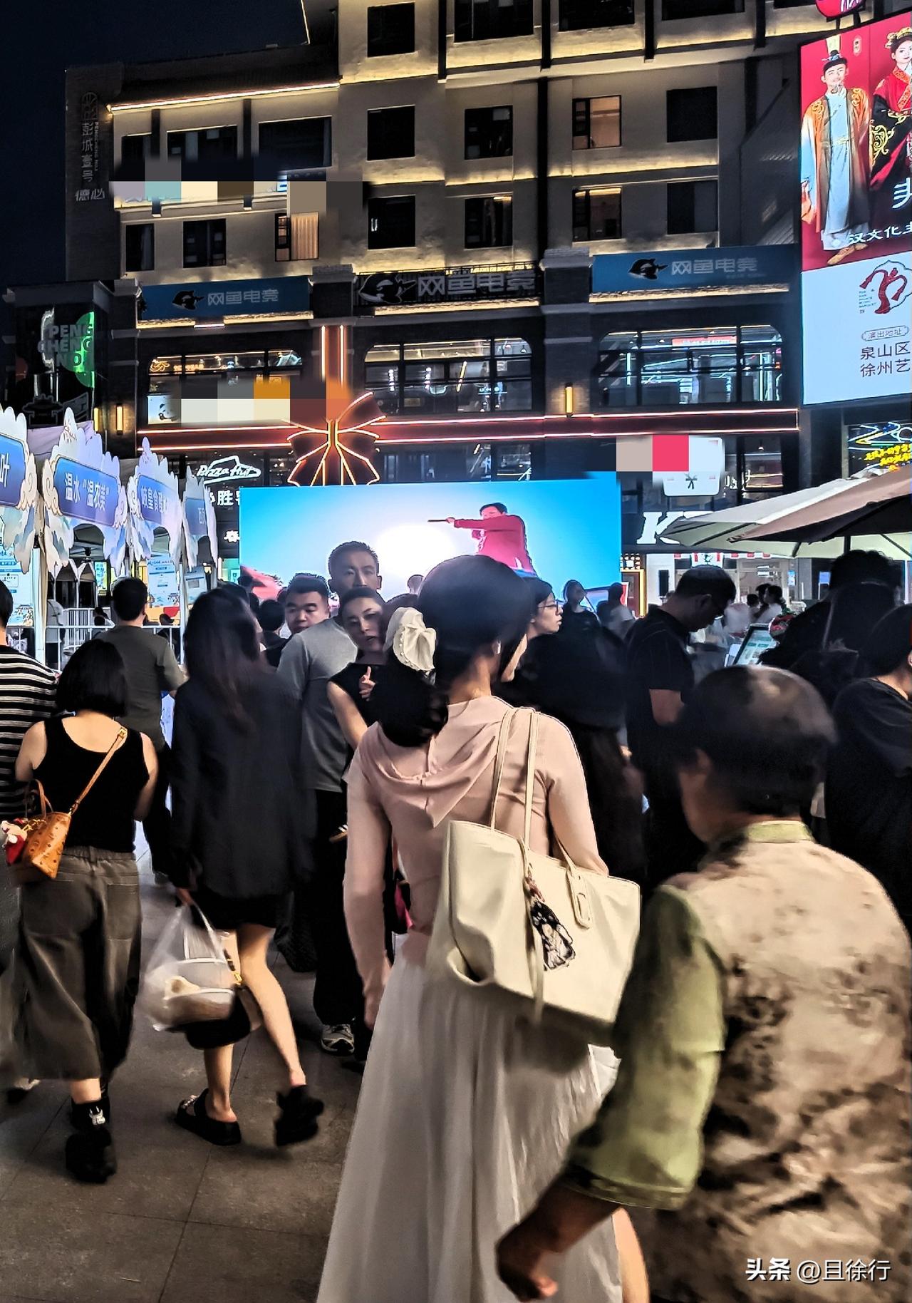 随着西苑夜市的开张，徐州市区目前已有大约10多家夜市，可以说东南西北中都有了夜市