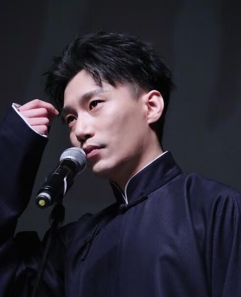 何九华宣布当爸 德云社相声演员在节目中正式官宣“新晋奶爸”身份，承认已有一个女儿