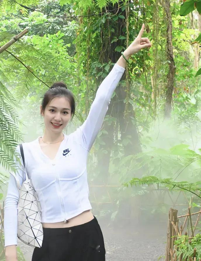 体坛六大美女，各领风骚，谁是你心中的女神？
女篮第一美女：郭子瑄。
女排第一美女