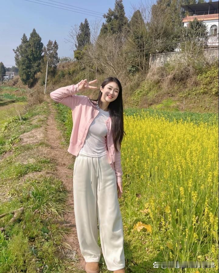 幸福从不是轰轰烈烈的奔赴
而是藏在烟火日常里的细碎温柔
是三餐四季安稳顺遂
家人