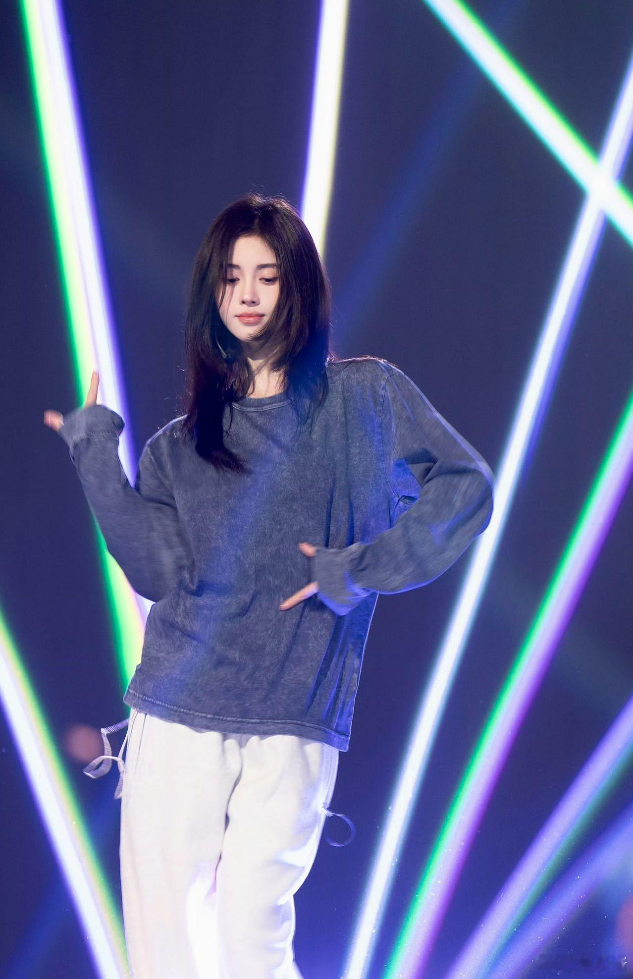 #鞠婧祎已申请笔记鉴定# 鞠婧祎申请笔记鉴定，引起众人关注。到底怎么回事让人疑惑