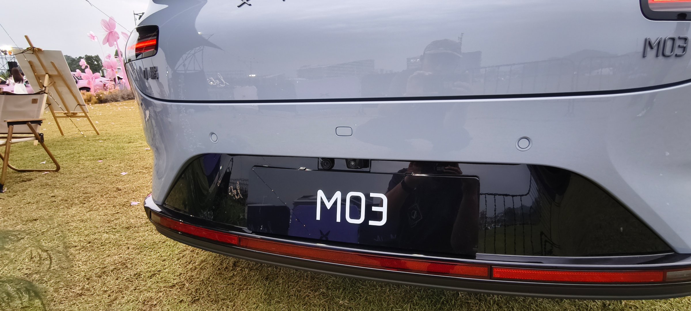 发现新款的mona M03，把后方视觉摄像头放的位置如此之低，真的是很少见。莫非