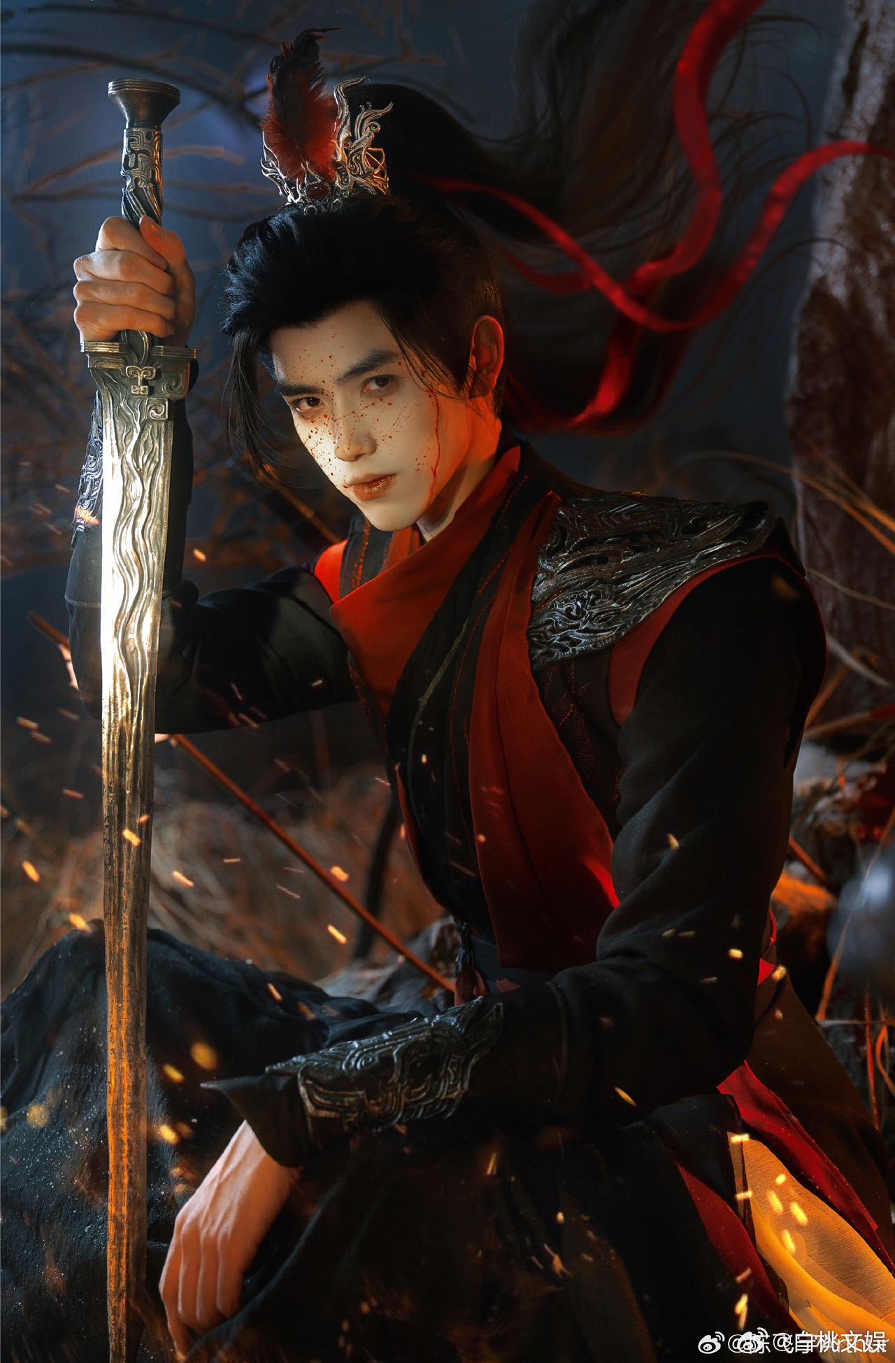 迪丽热巴陈飞宇古风写真夏弃疾拍热巴陈飞宇 谁懂啊这组写真的杀伤力！热巴的红衣女鬼