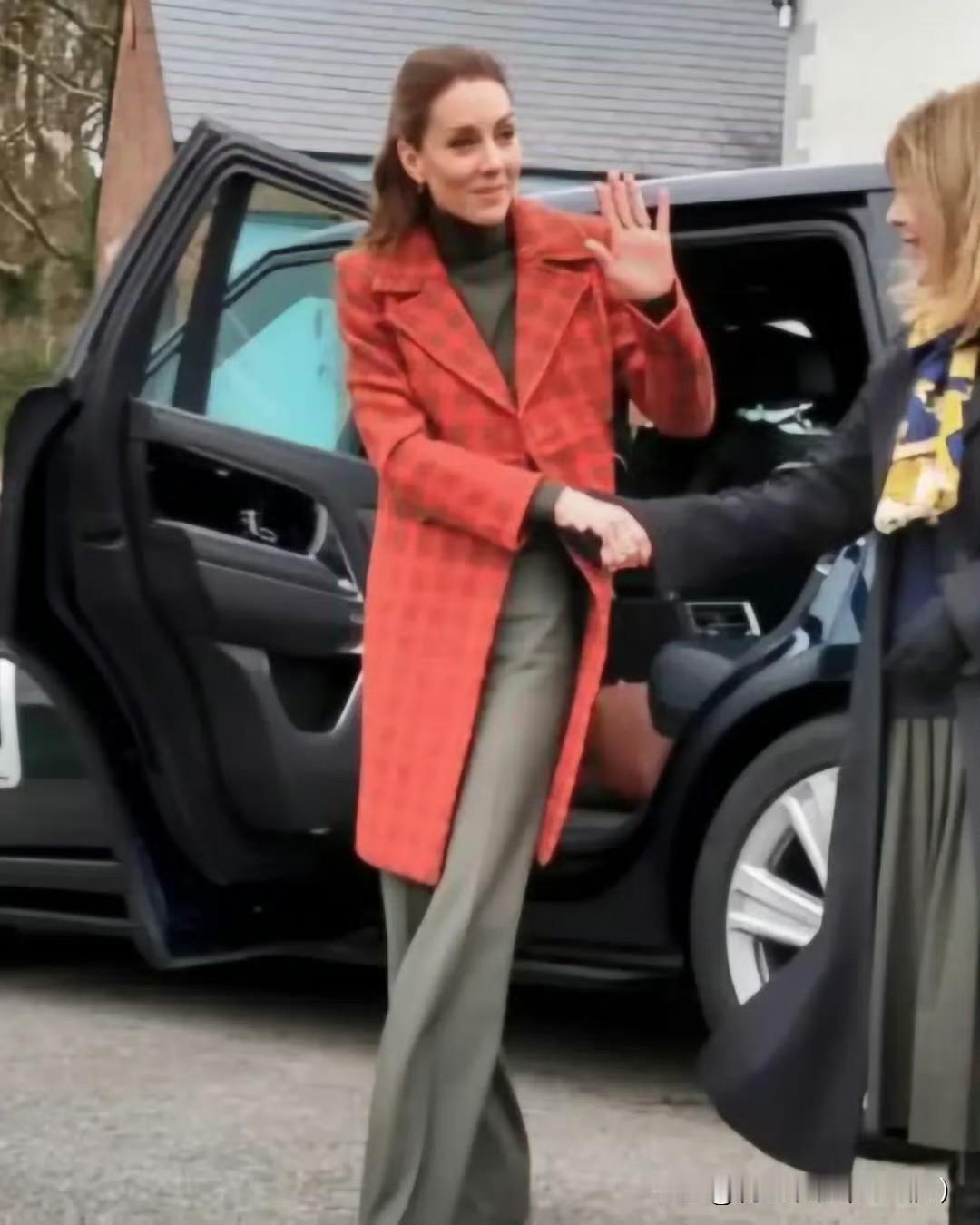 凯特王妃访问威尔士西部纺织制造企业！红配绿的搭配有点迷惑😳