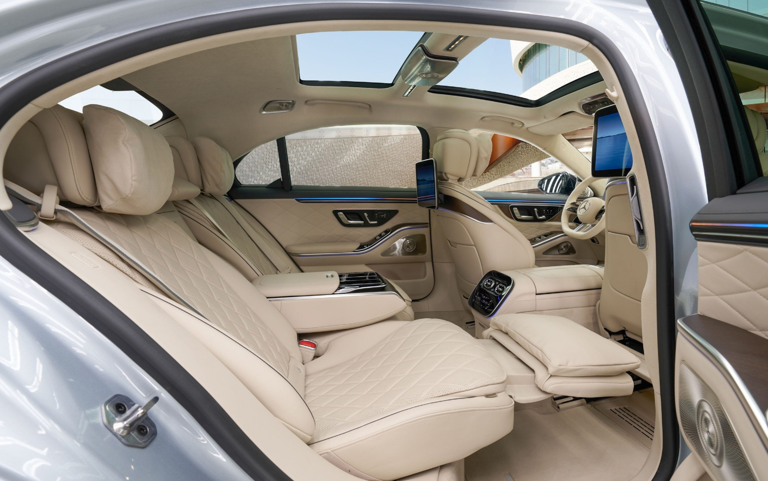 新款奔驰S级中期改款来了，虽然乍一看变化不大，但其实细节很打动人！中网加大，加入