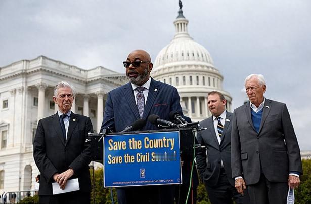 美国已经停摆整整28天，华盛顿的政客们还在国会里互相甩锅，然而他们不知道的是，当