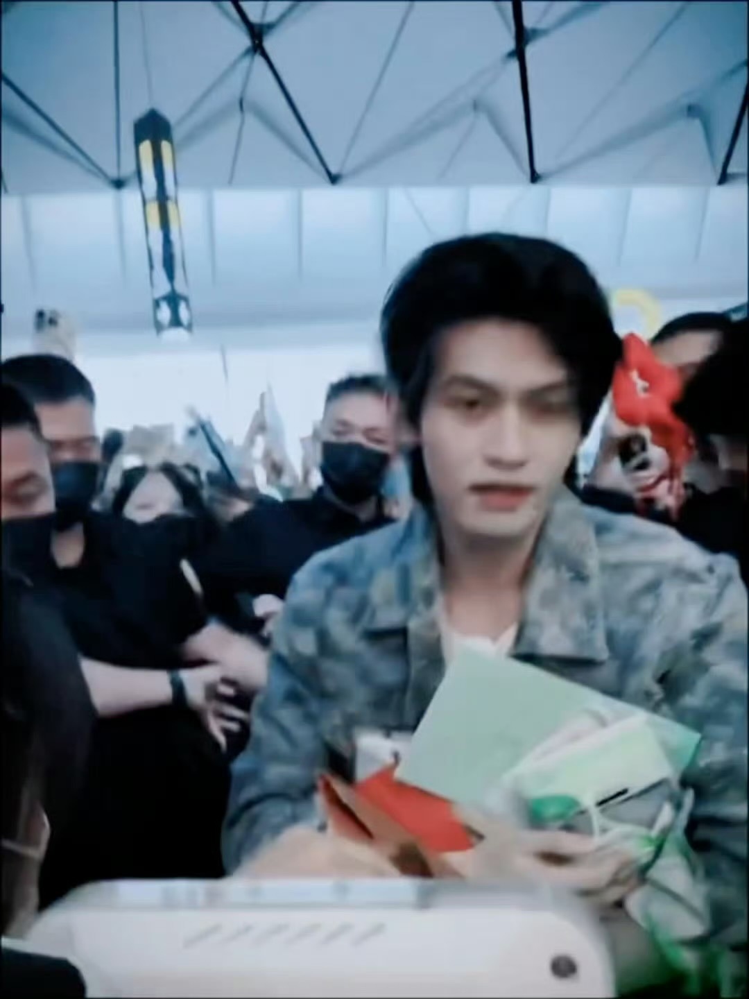 云旗出发曼谷演唱会 云旗出发曼谷生日演唱会机场路透，身穿Louis Vuitto