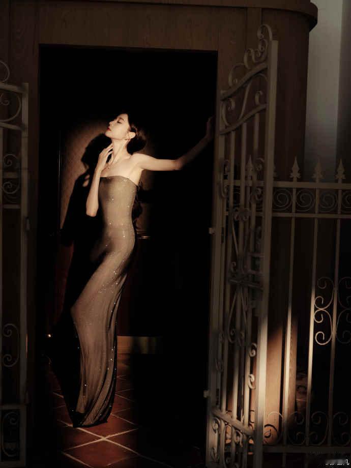 张艺凡抹胸长裙谁懂啊！张艺凡穿抹胸长裙的样子太绝了！缎面材质勾勒出流畅的身体曲线