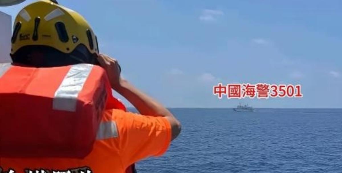笑不活了！台海巡船在东沙被我海警船堵得动弹不得，急眼了居然对着我们喊：“你们回去