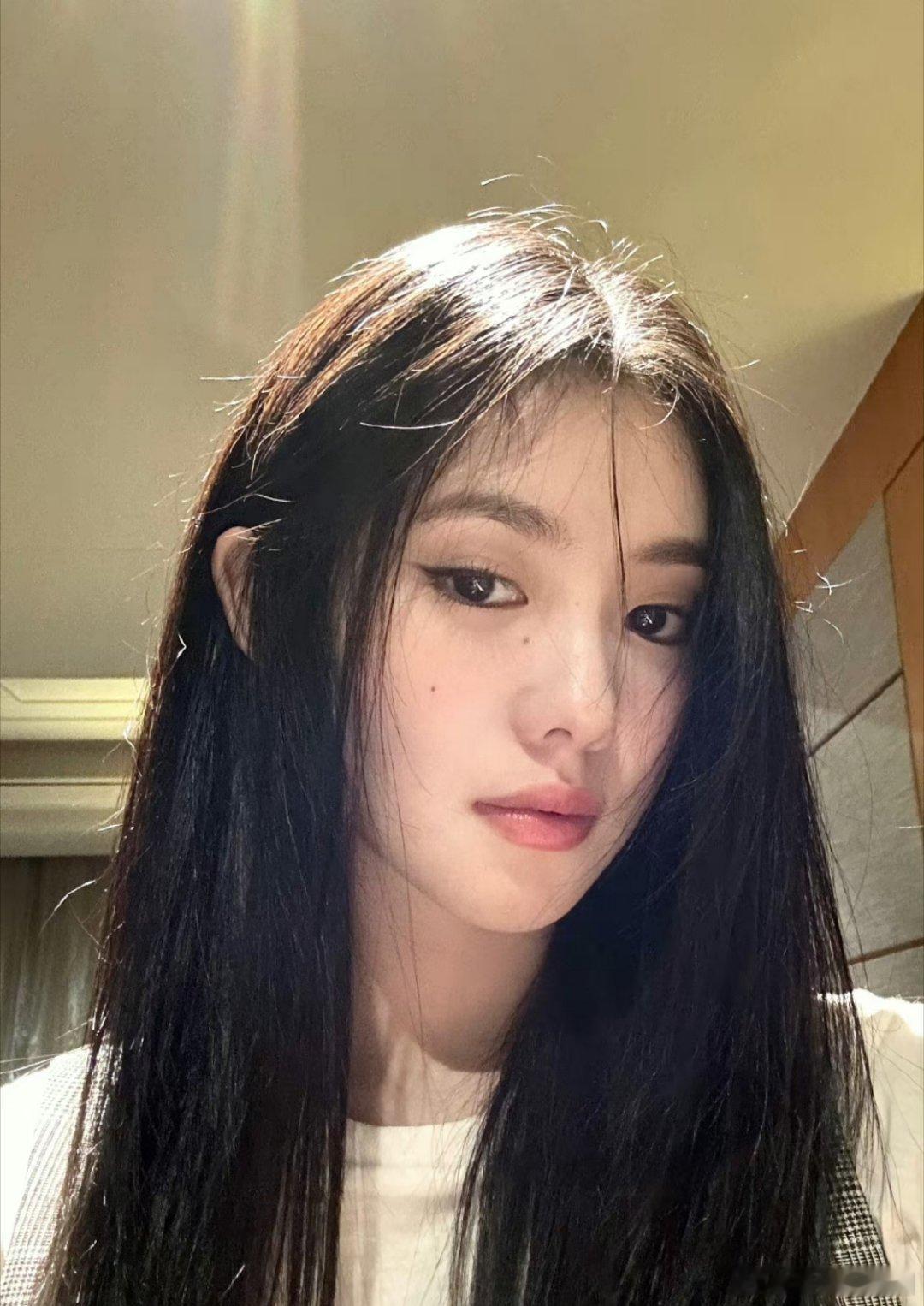 这是！？刘浩存嘛？？我以为是鞠婧祎呢，现在艺人风格要不要这么相似。。。 ​​​