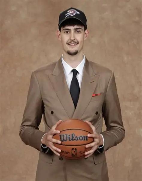 看NBA上咪咕视频，雷霆队在今年的选秀大会中用12号签选中的中锋阿代马拉在两场季