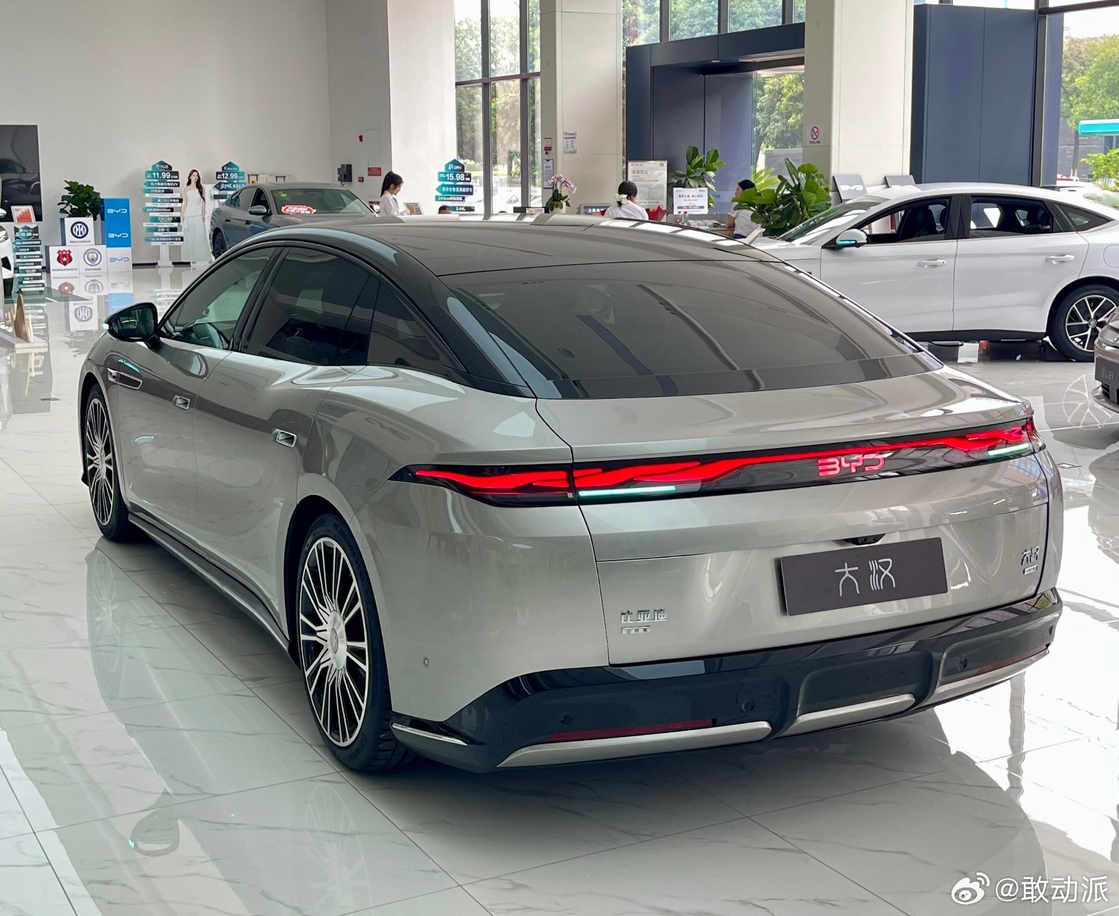比亚迪大汉正式上市，定价23.59‑27.59万，作为王朝网D级旗舰纯电轿车，把