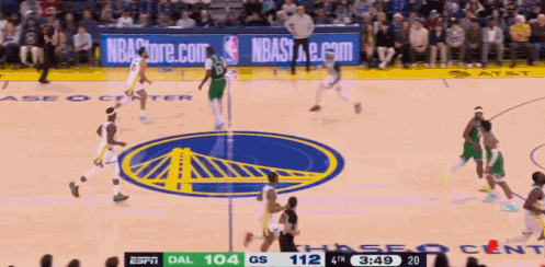 太年轻！防库里咋能放这么多？
在今天NBA圣诞大战勇士与独行侠的第四节比赛中，弗