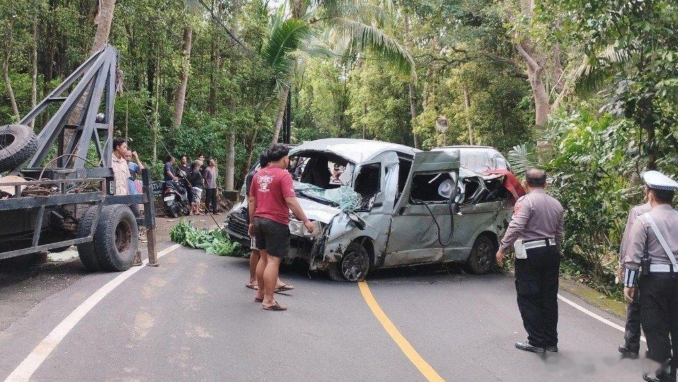 【巴厘岛交通事故致中国游客5死8伤，餐厅老板：他们前一天还在我这有说有笑】据央视