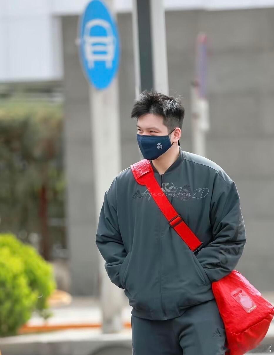 这是什么时候的帅照！发型也太靓仔～ 