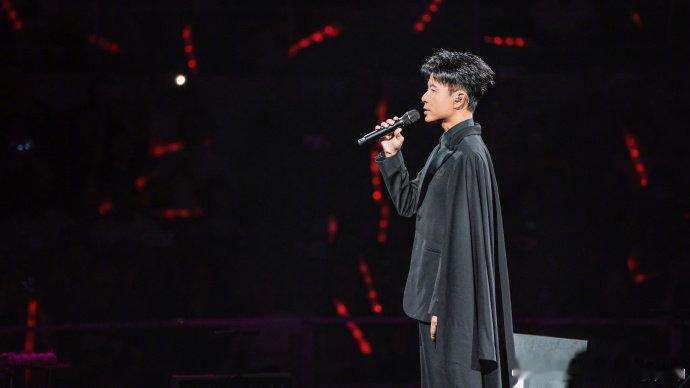 #李克勤最爱五彩斑斓的黑##披荆斩棘#终于等到你！李克勤携无限魅力，强势登陆《披