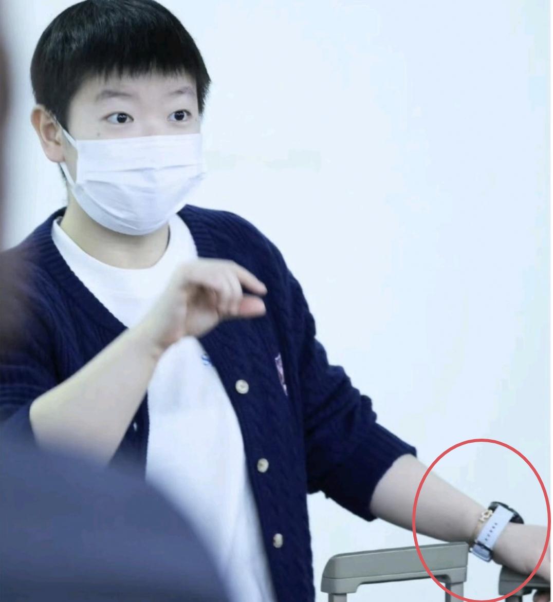 睁开眼睛好好看看

谁说孙颖莎不爱打扮，

穿得像个男孩子似的，孙颖莎只需要略微