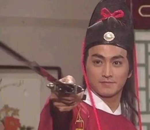 不吹不黑，南侠展昭放在天龙里什么水平？能否打的过慕容复？ 