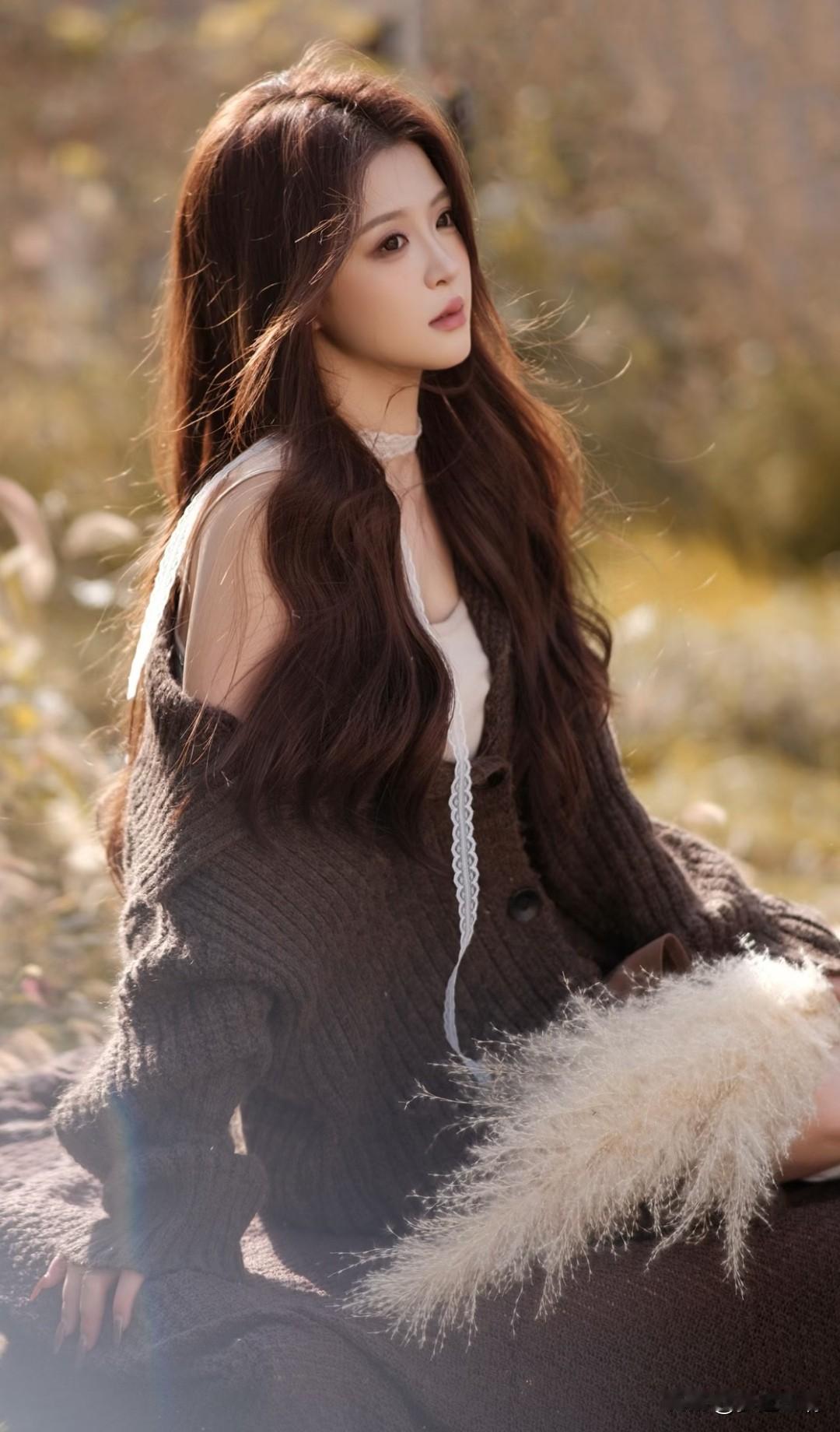 秋日暖阳下，野外长发飘飘的少女，静谧而美丽。