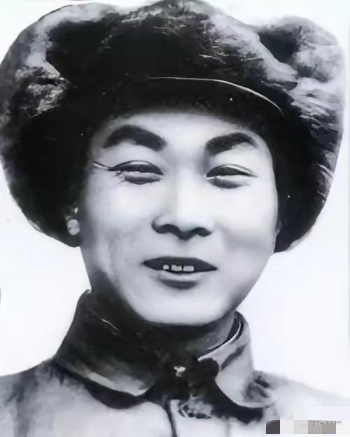 1947年，四野师长杜光华牺牲，战友娶了他的遗孀带一子一女，新婚之夜，战友贺东生
