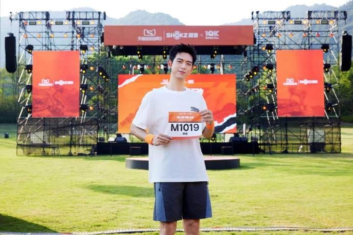 #李现白T运动装##李现橙色护腕白T造型# 李现今日份营业照有，是白T运动装+橙