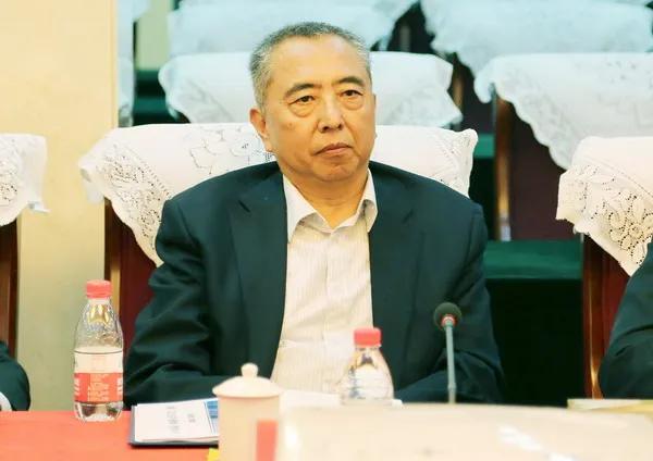 华老的儿子苏斌（图1），现已光荣退休，他默默无闻，兢兢业业，诚诚恳恳，一看就是个