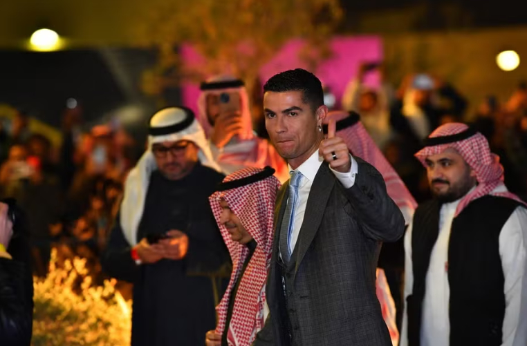 年薪1.77亿英镑的c罗罢赛！C罗目前不满的一点是，他的前皇马队友卡里姆·本泽马