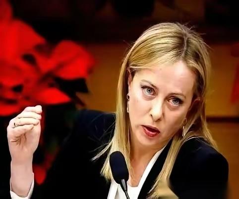 意大利总理梅洛尼那句话，简直是掀桌子级别的。
“他们说我们的文明在衰退？可佛罗伦