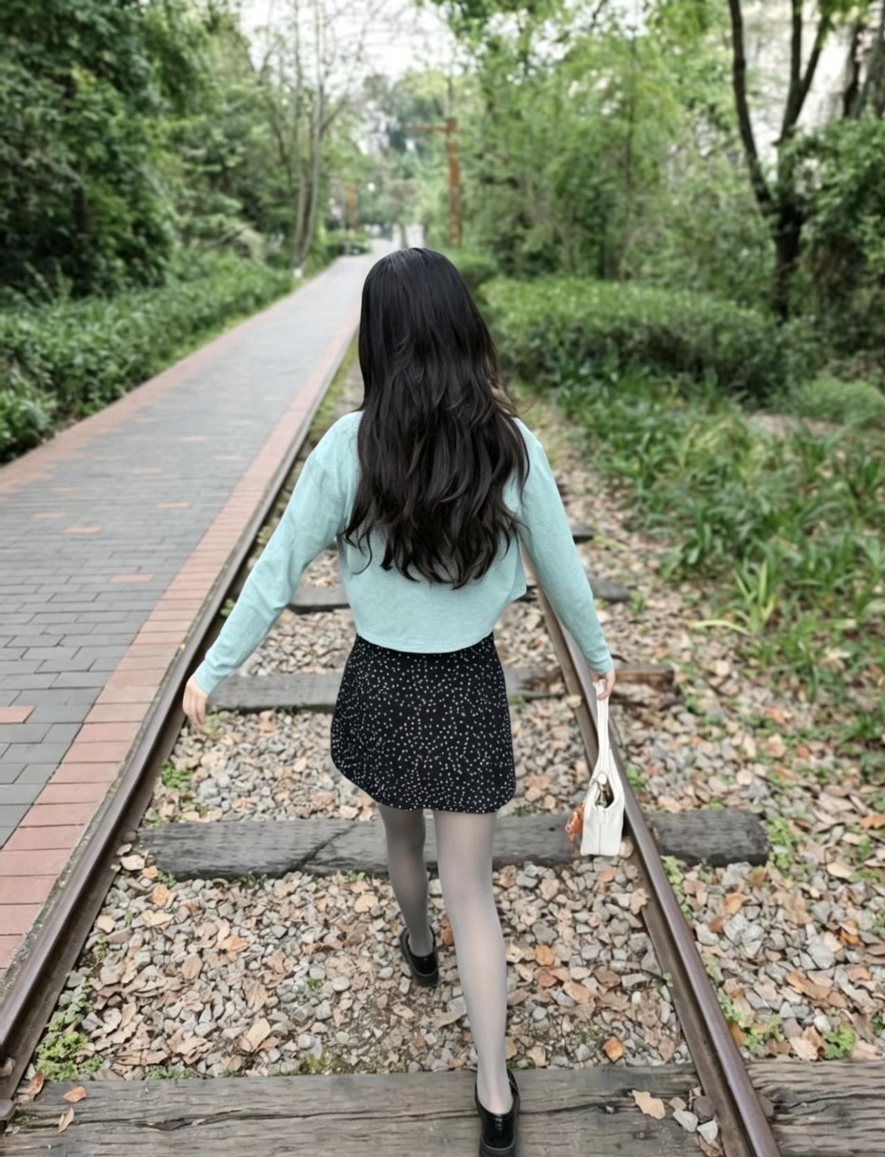 春日的风裹着草木的清香，漫过废弃的铁轨，也漫过我松弛的脚步。踩过枕木间散落的落叶