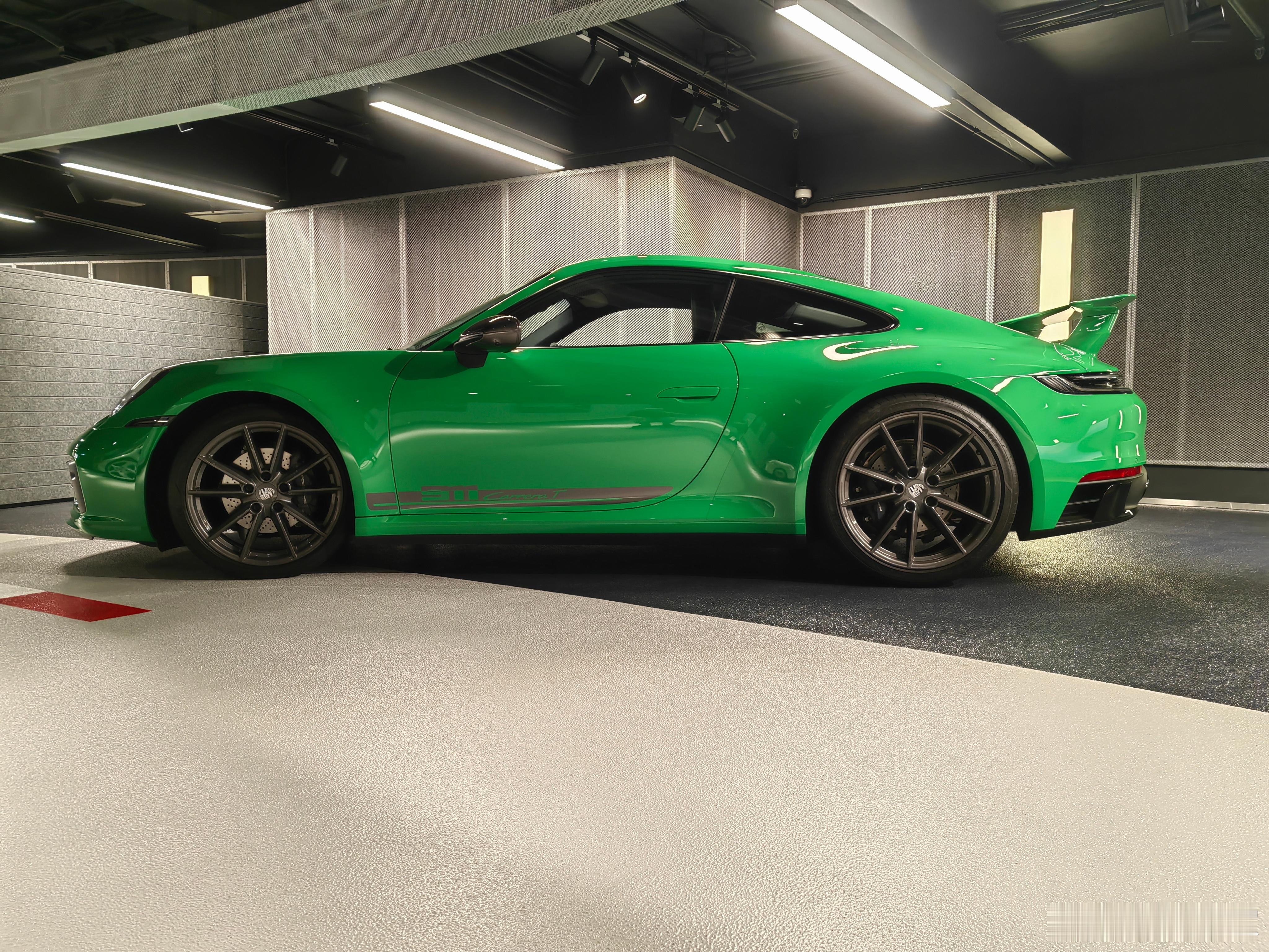 这部911T，是992.1 底盘的，车身高度降低了，但悬挂系统行程多了，看来矛盾