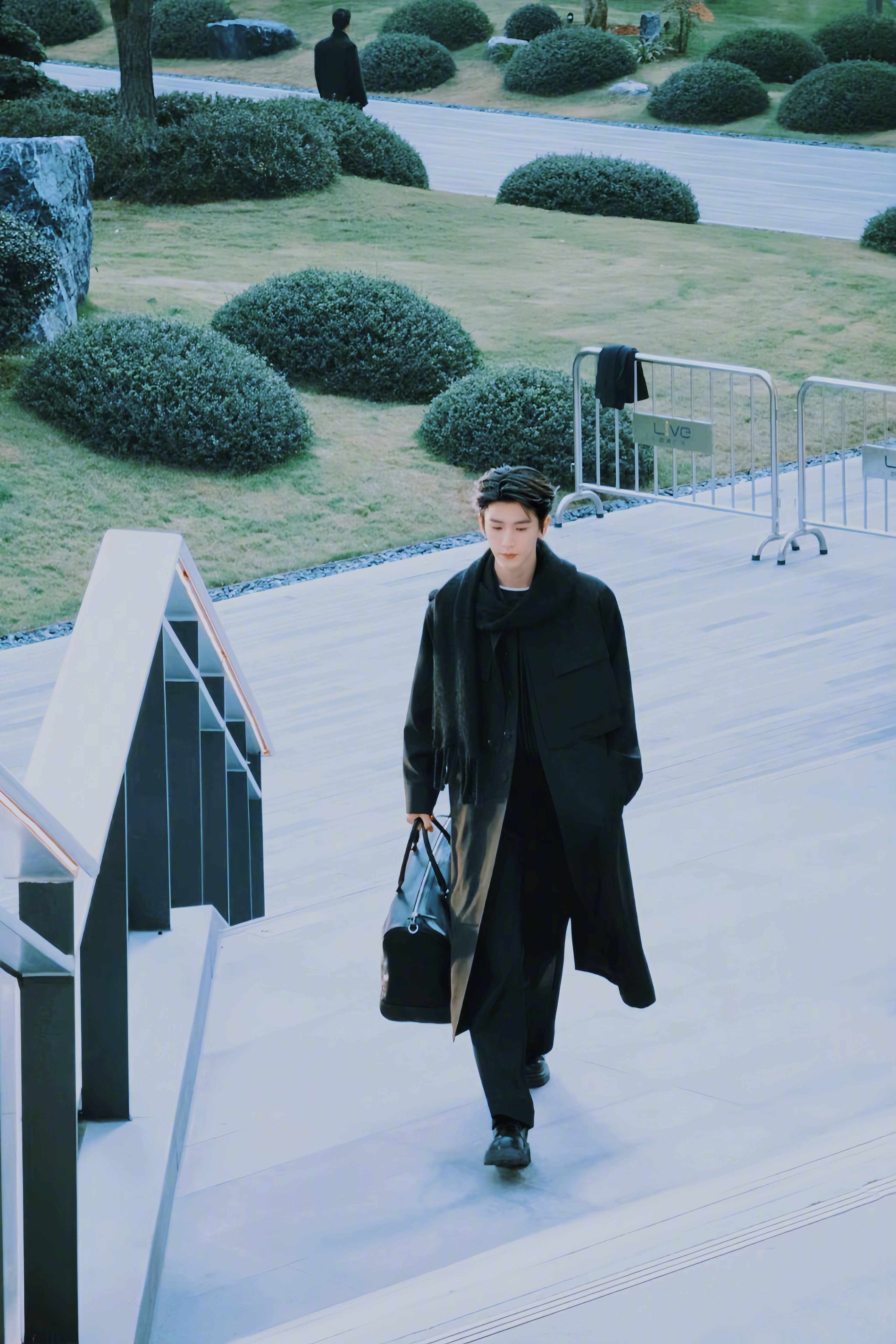 哦豁，这身精英造型可以直接进组演现偶男主了