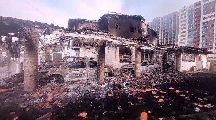 美国媒体公布的美军对委内瑞拉最大军事基地蒂乌纳堡实施打击后的照片与卫星图像显示，