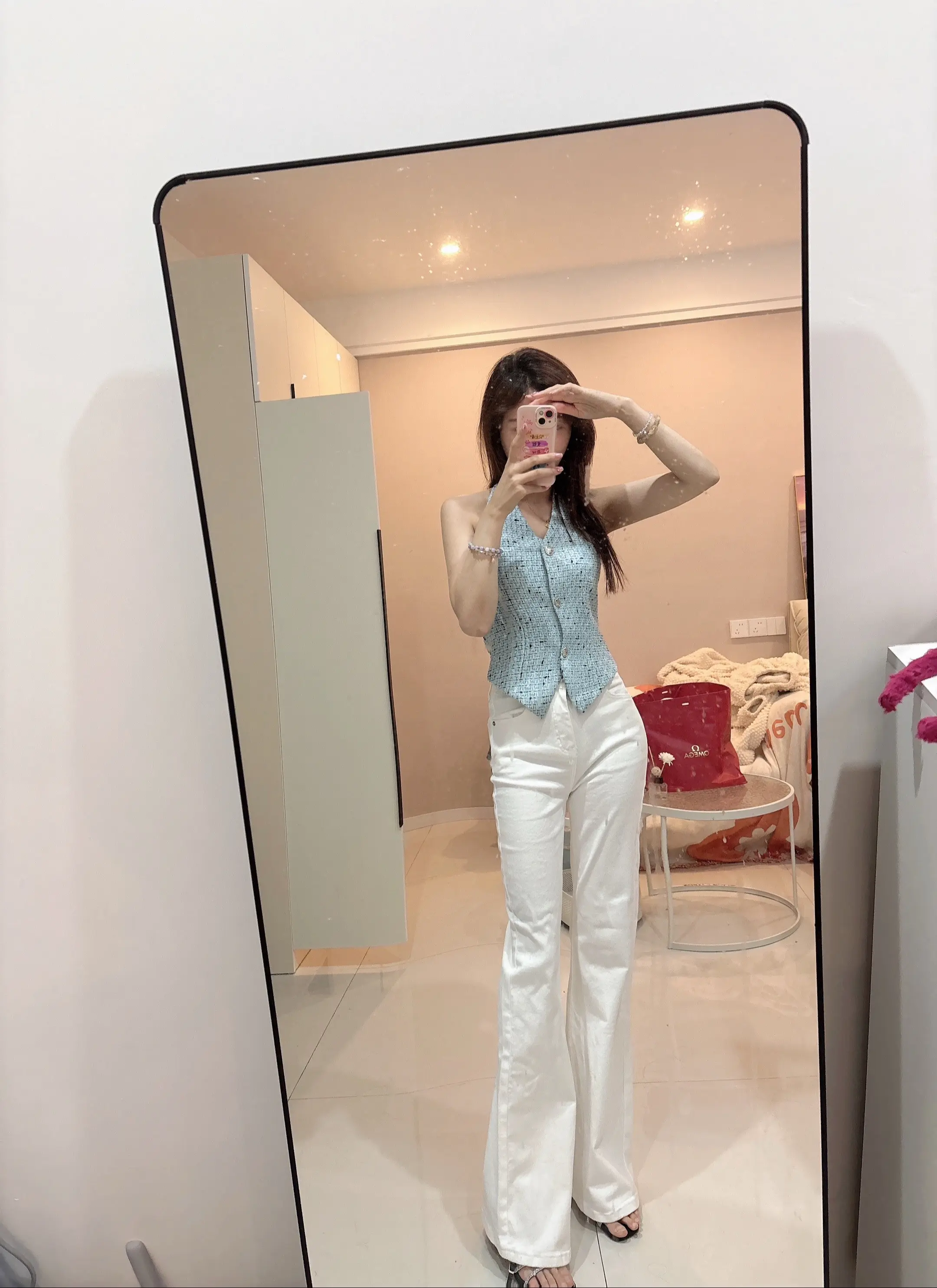 明天穿裙子还是裤子呢。🤔