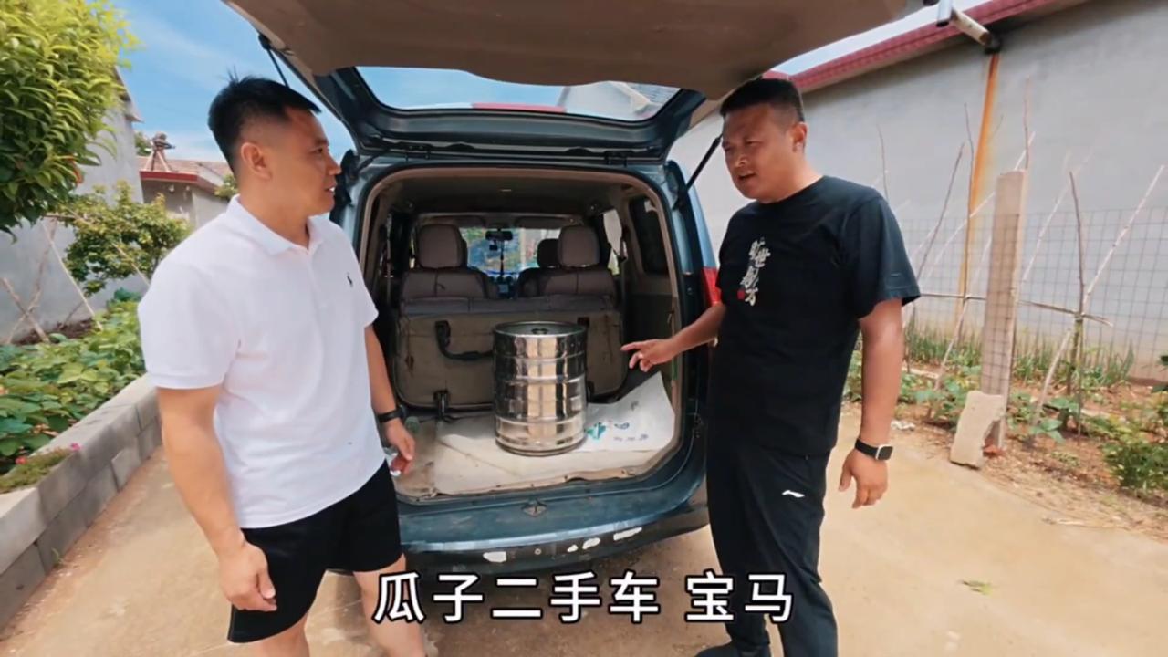 “喷香哥”视频终于有植入性广告了[赞]
“我的幸福小生活”最近的视频作品中，小超