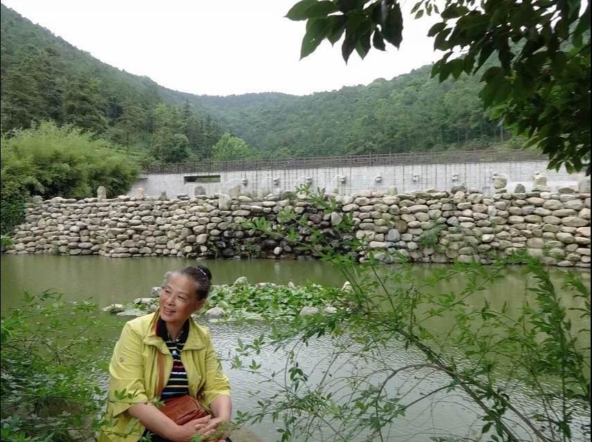 在这美丽的风景区中，我感受到了大自然的神奇魅力与宁静祥和的氛围。(✿◠‿◠)