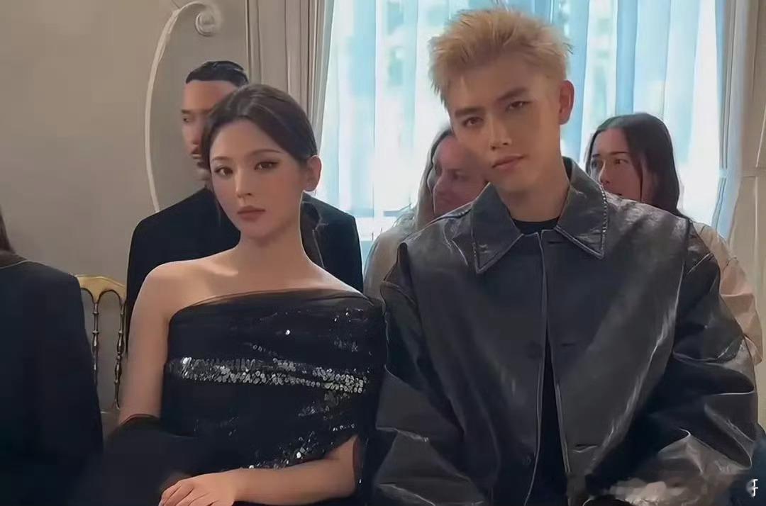 杨超越、陈飞宇 看秀同框 ​​​