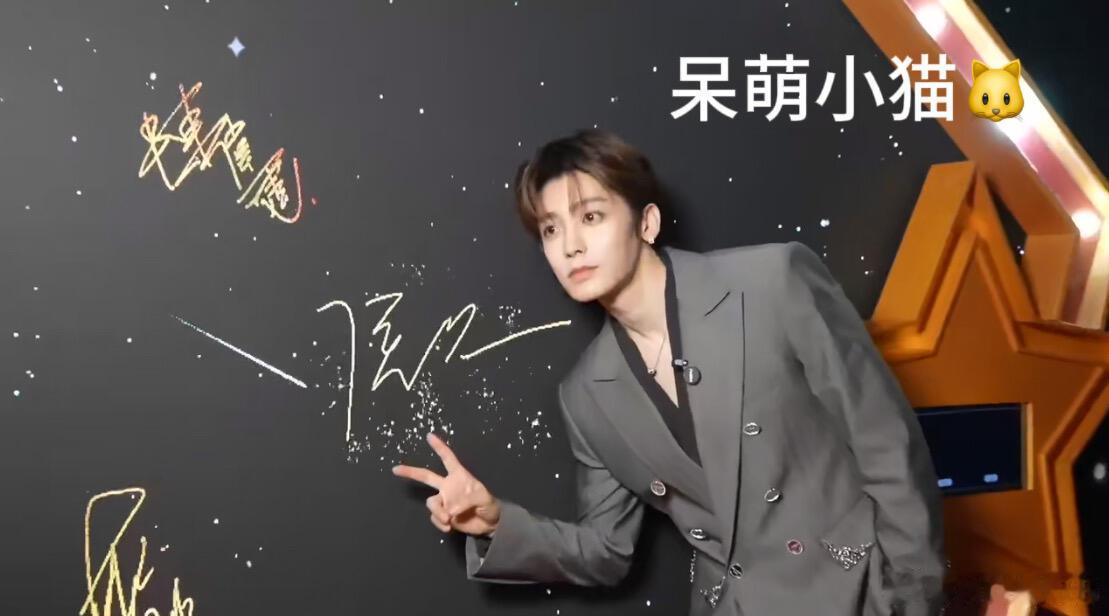 侯明昊顶着这张脸到处玩抽象真的服了侯明昊，明明能靠颜值吃饭，非要靠有趣，魅力值直