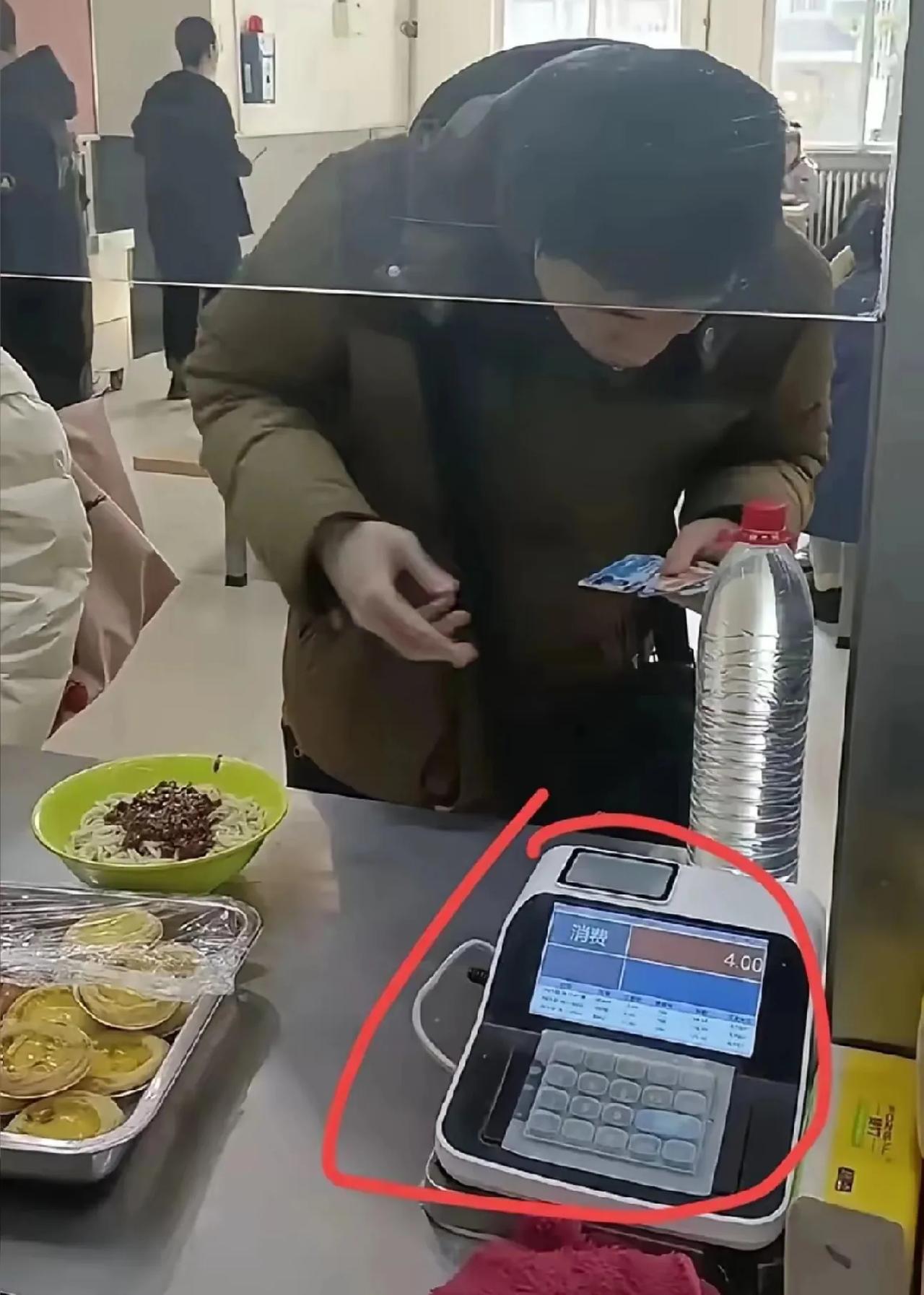 韦东奕在北大食堂吃饭，一顿饭花了4块钱，还显示了余额大几百。
据其校友亲见，​他