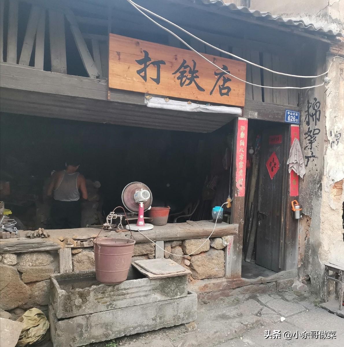 终于懂了！集市打铁老爷爷偷偷告诉我：铁锅、不粘锅、钛锅怎么选不踩坑
 周末回乡下