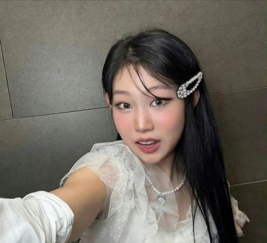 小沈阳的女儿沈佳润在韩国发专辑出道，首周销量仅为65张，MV点击量仅2000。虽