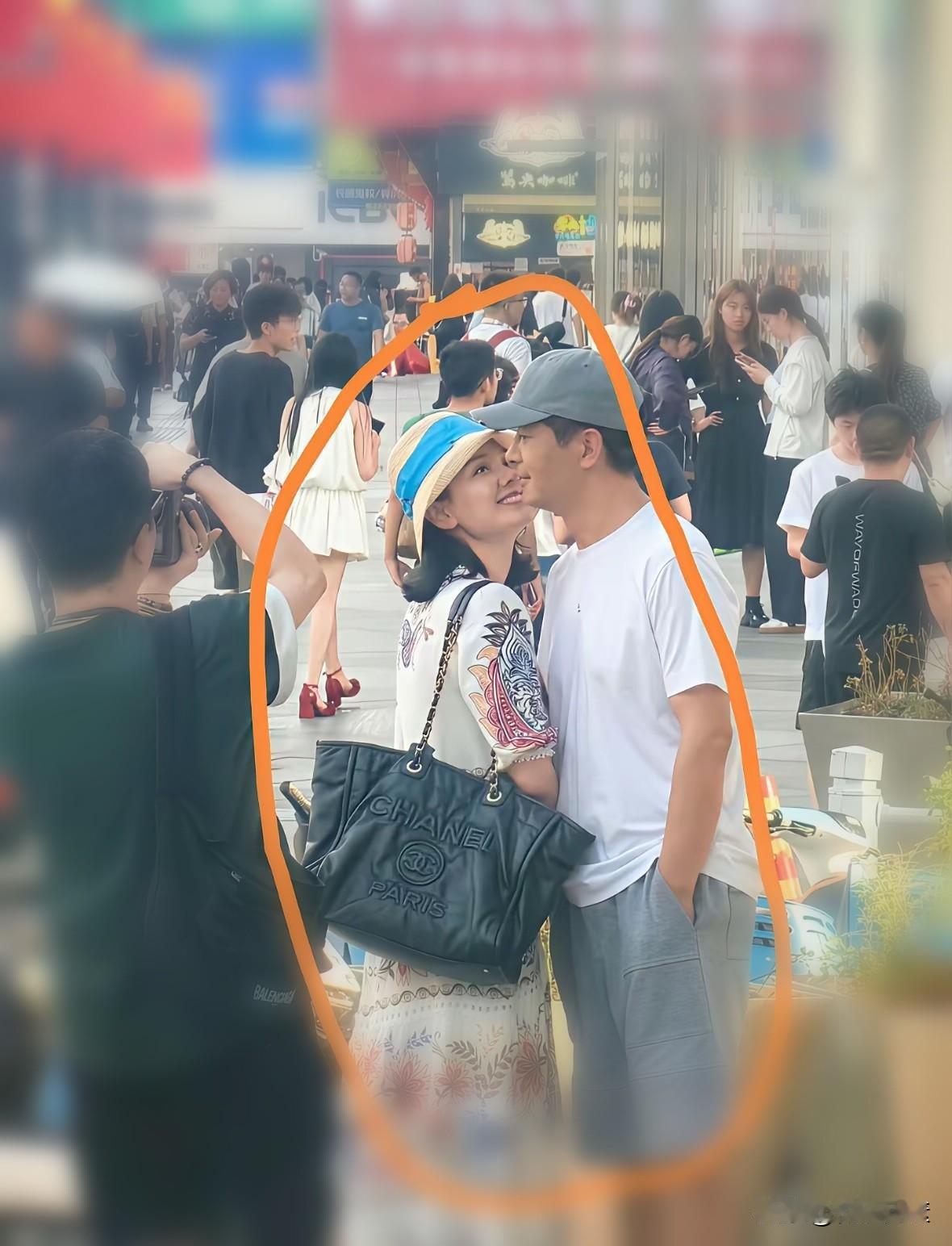 这两情侣好亲昵的，
是谁啊？
男的好像明星郭晓冬。