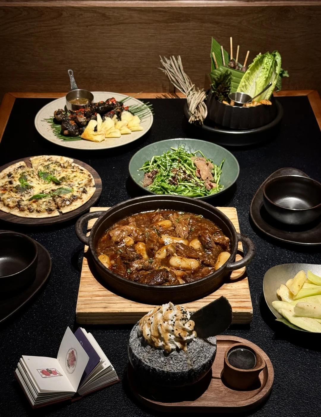 广州会一直去的云贵川bistro
暗调氛围感的bistro店
近期还上新了蛮多新