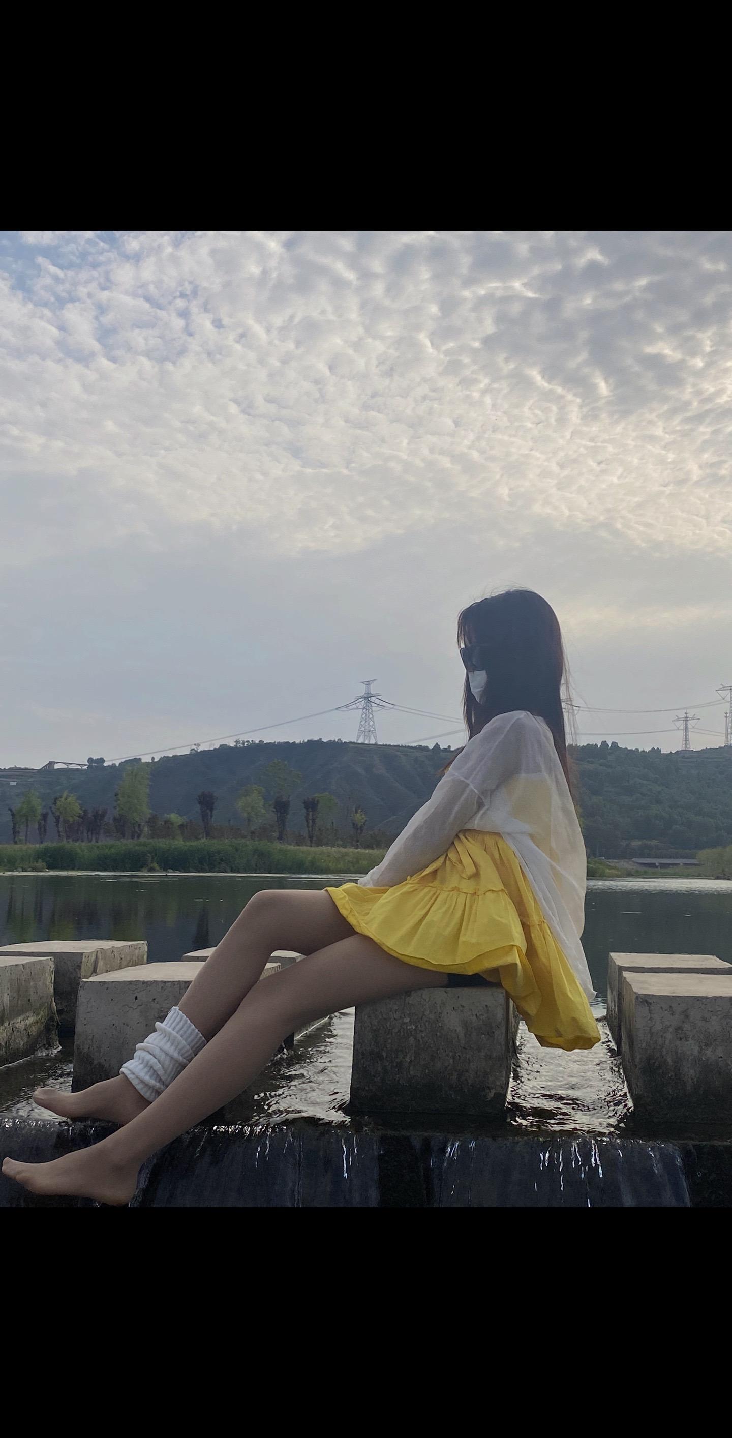 在重逢的街头 心跳比我先认出你