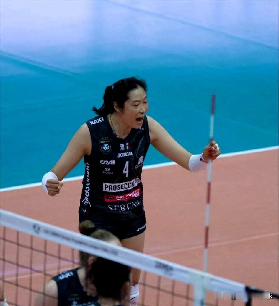 意料之外！原本以为欧冠小组赛最后一场朱婷有可能继续轮休。
结果一觉醒来，对阵罗滋