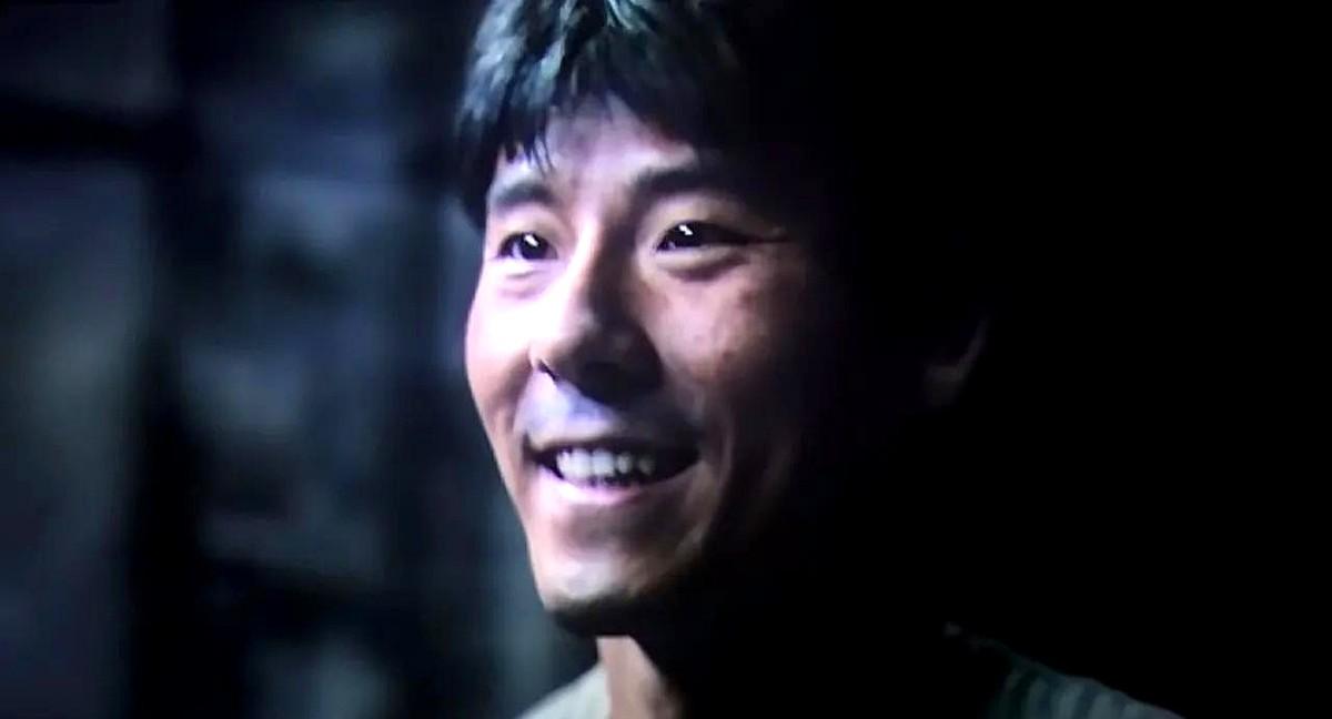 枪响的时候，马俊生连句台词都没来得及说，就直挺挺倒了下去。

校长抬手扣动扳机，
