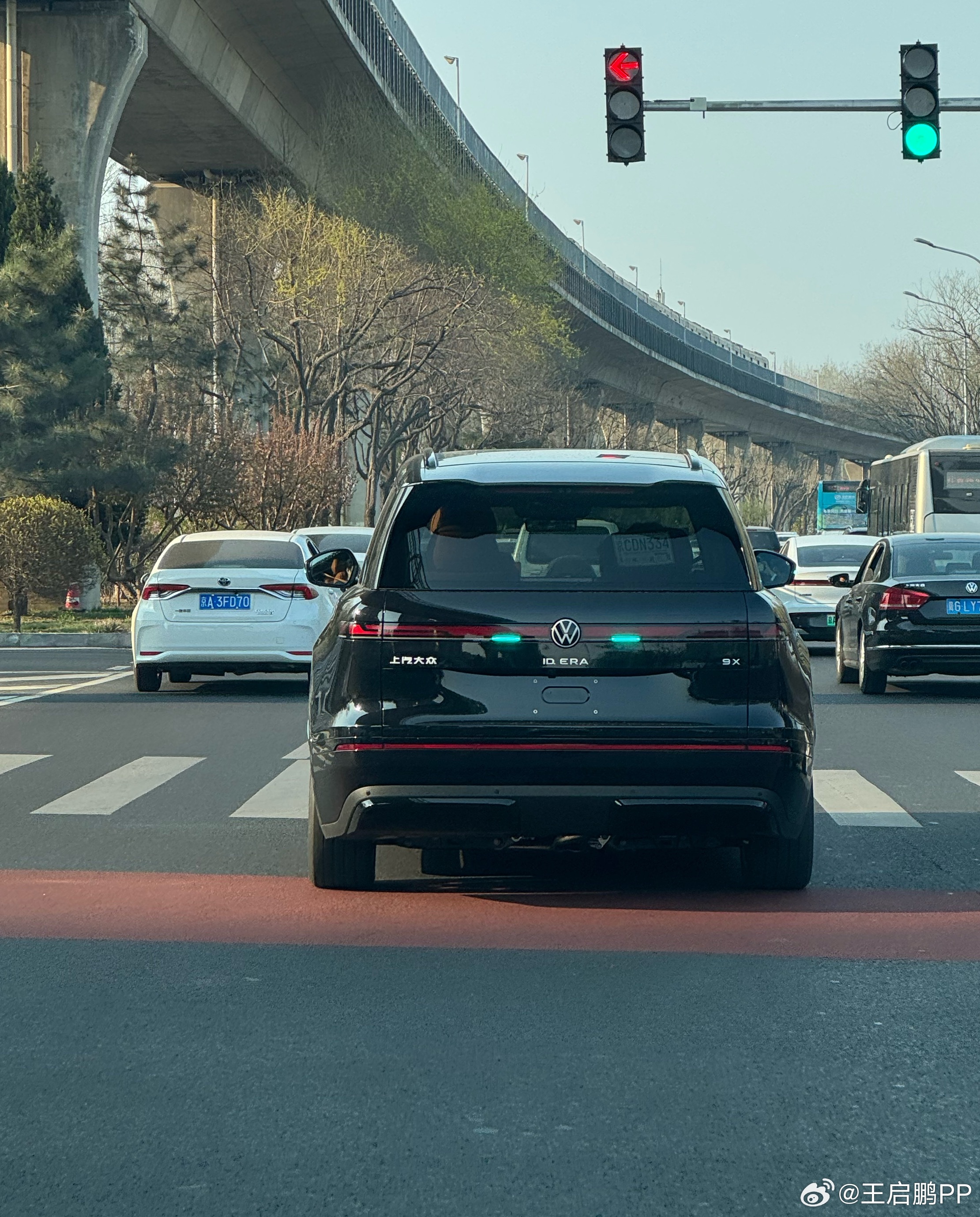 路上看到带小蓝灯的9X了，不是极氪，是上汽大众iD.ERA 9X，增程大众我和汽