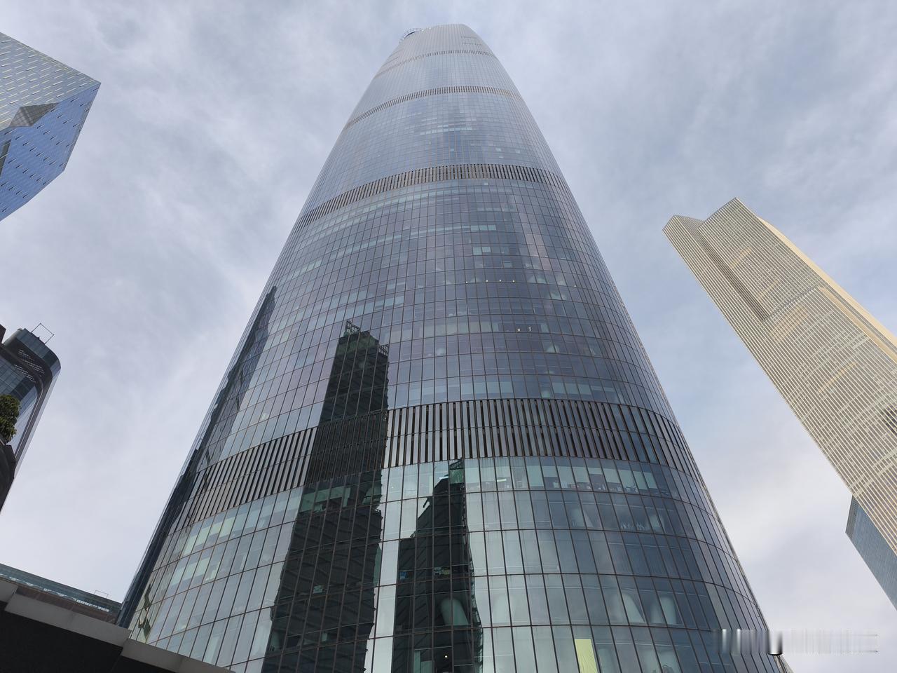 老实人是越善良，他就越吃亏，
精明人是越计较，他就越得势；

年轻时是越冲动，他