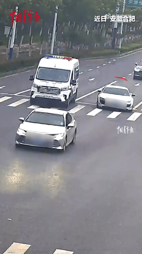 我去，这哥们太嚣张了！安徽合肥，5月28日。一名男子驾驶着奥迪R8跑车，竟然当着