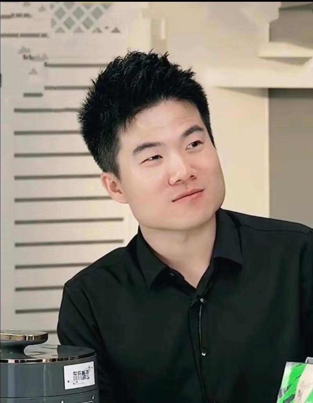 如何培养出董宇辉那样的人才?
其实董宇辉，
从来不是天生的天才。
是读书，
磨出