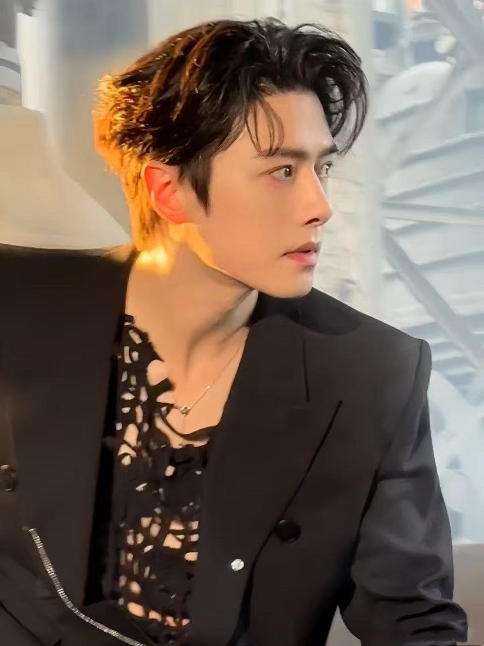 方逸伦大片是daddy级别的有效面具妆造终于上新人了 谁看方逸伦这组大片不喊一句